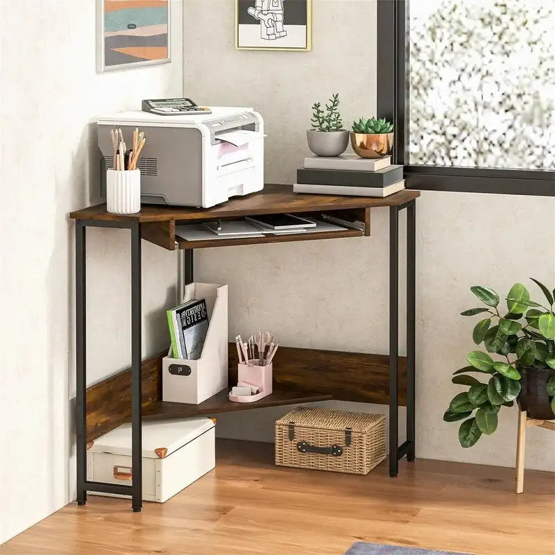 Bureau d’ordinateur triangulaire avec prises électriques