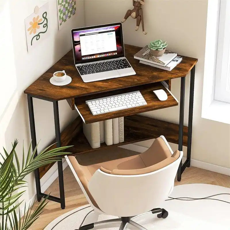 Bureau d’ordinateur triangulaire avec prises électriques